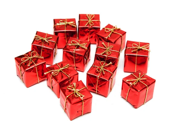 Geschenk Rote Schachteln Mit Goldenen Schleifen Auf Weißem Hintergrund — Stockfoto
