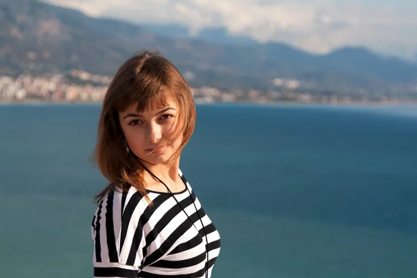 海岸の背景に美しい女の子 — ストック写真