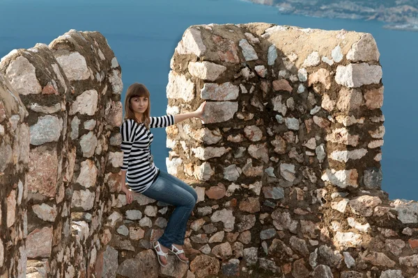 古い要塞の壁に美しい女の子 — ストック写真