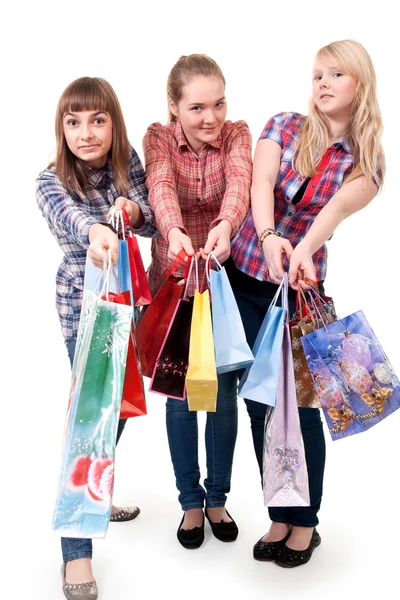 Renkli alışveriş torbaları ile üç kız — Stok fotoğraf