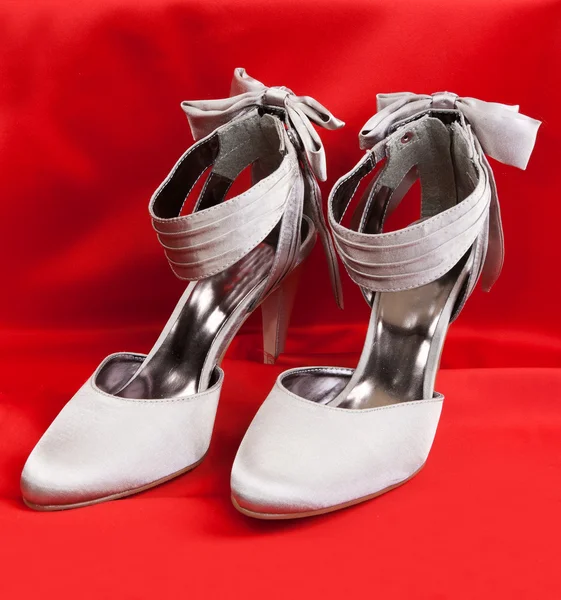 Par de sapatos femininos brancos — Fotografia de Stock