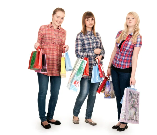 Renkli alışveriş torbaları ile üç kız — Stok fotoğraf