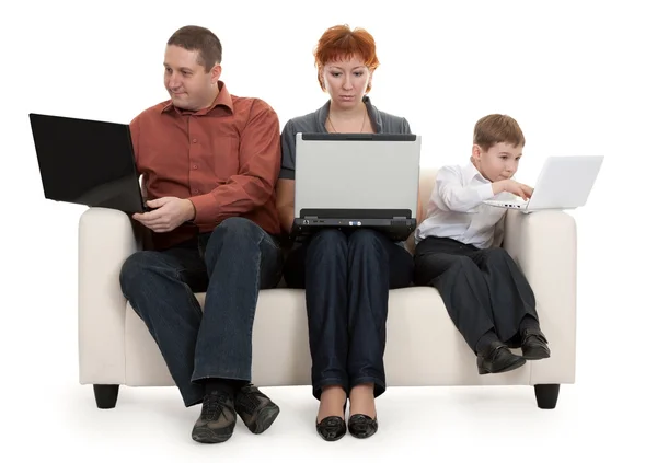 Pappa Mamma Och Son Med Laptop Sitter Soffan — Stockfoto