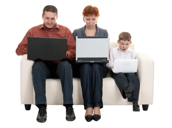 Pappa Mamma Och Son Med Laptop Sitter Soffan — Stockfoto