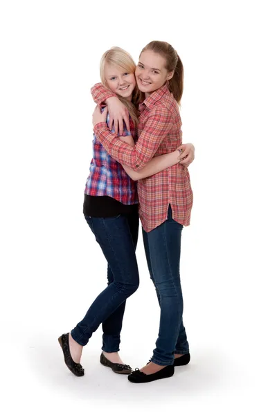 Две Девушки Клетчатых Рубашках Обнимаются Белом Фоне — стоковое фото