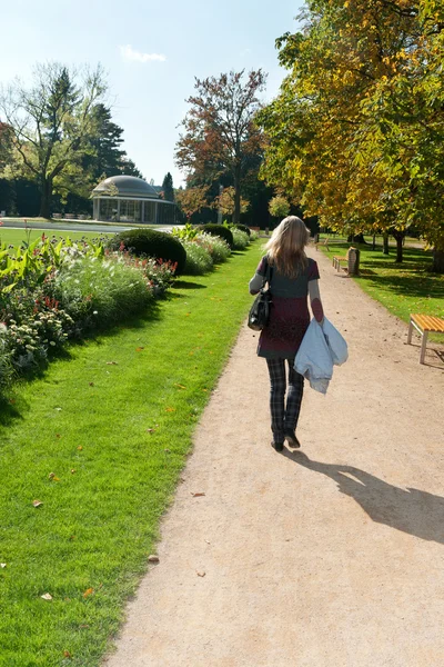 Das Mädchen Geht Die Allee Einem Park Der Nähe Von — Stockfoto