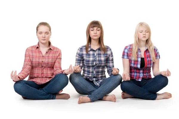 Tres Chicas Sentadas Postura Loto Sobre Fondo Blanco — Foto de Stock