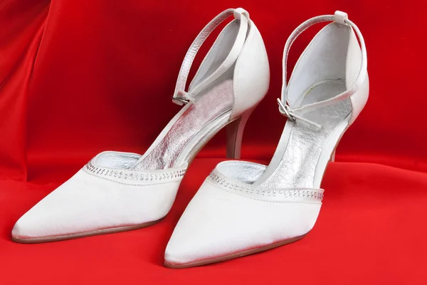 Bir çift beyaz kadın ayakkabısı. — Stok fotoğraf