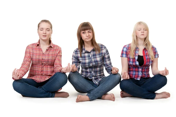 Trzy Dziewczyny Siedzi Pozycji Lotosu Białym Tle — Zdjęcie stockowe