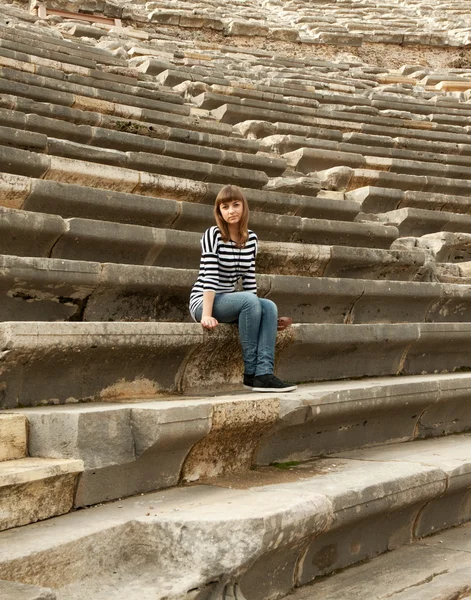 Girl in the amphitheater — Stock Photo, Image
