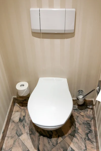 Lavabo Tuvalet Fırçası Bir Rulo Tuvalet Kağıdı — Stok fotoğraf