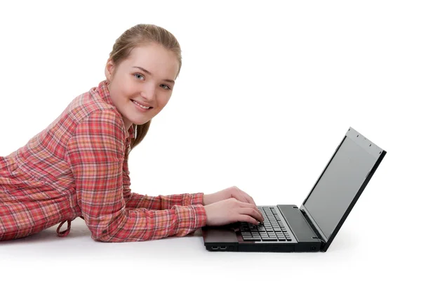 Όμορφη Νεαρή Κοπέλα Που Κείνται Επί Του Δαπέδου Laptop — Φωτογραφία Αρχείου