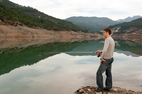 Uomo Con Una Canna Pesca Sulla Riva Lago Montagna — Foto Stock