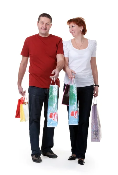 Beyaz Arka Planda Alışveriş Torbaları Olan Genç Bir Çift — Stok fotoğraf