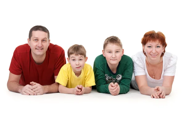 Vierköpfige Familie Auf Dem Fußboden Vor Weißem Hintergrund — Stockfoto