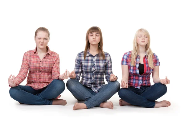 Tre ragazze sedute in posizione di loto — Foto Stock