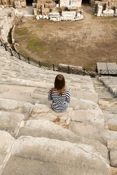 Girl in the amphitheater — Stock Photo, Image