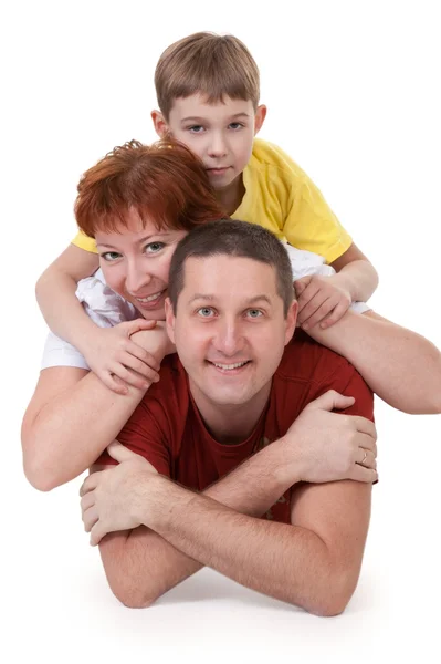 ママとパパと息子、白い背景の上に横たわる — ストック写真