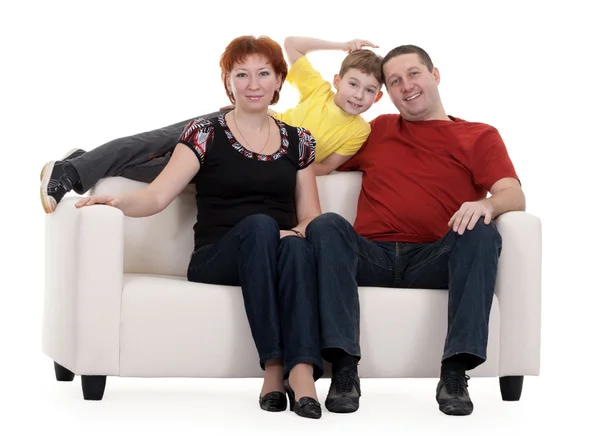 Kanepede oturan oğlu ile aile — Stok fotoğraf
