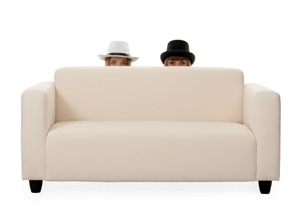 Två flickor på soffan — Stockfoto