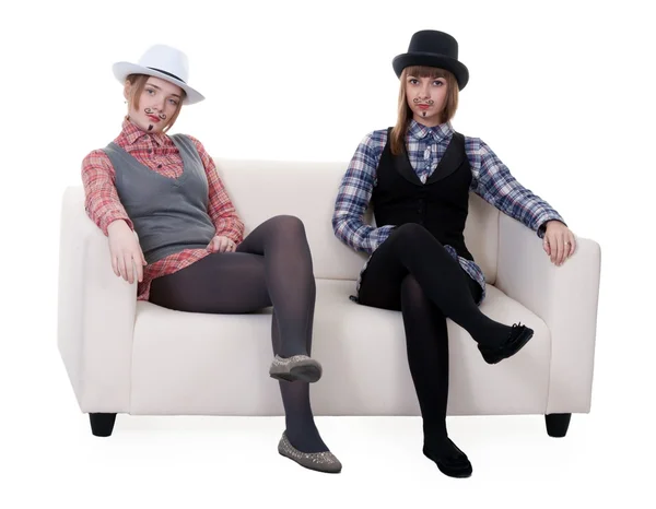 Dos chicas en el sofá —  Fotos de Stock
