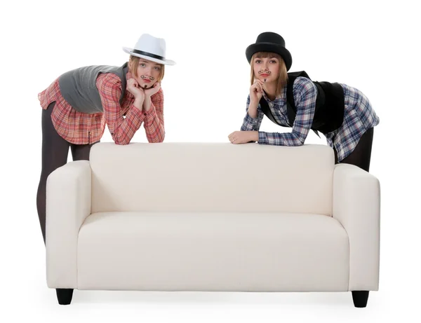两个女孩坐在沙发上 — 图库照片