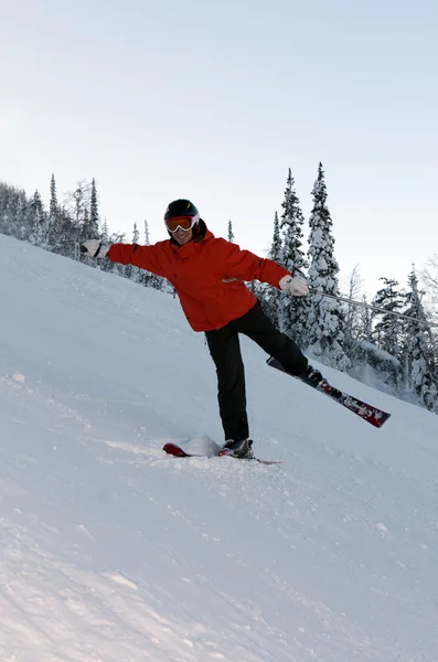 Muž lyžování — Stock fotografie