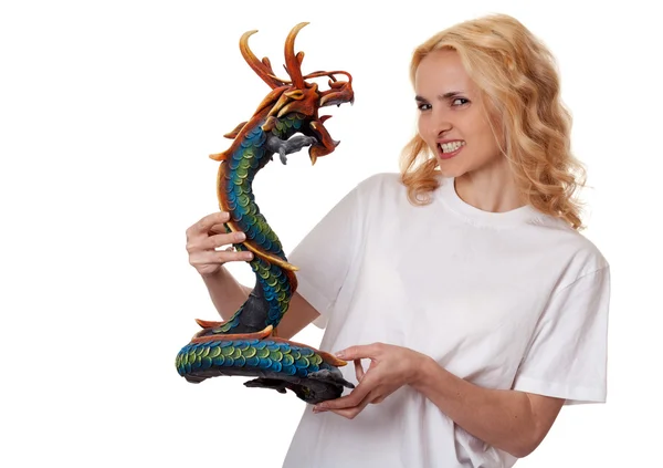 Menina bonita com um dragão de madeira — Fotografia de Stock