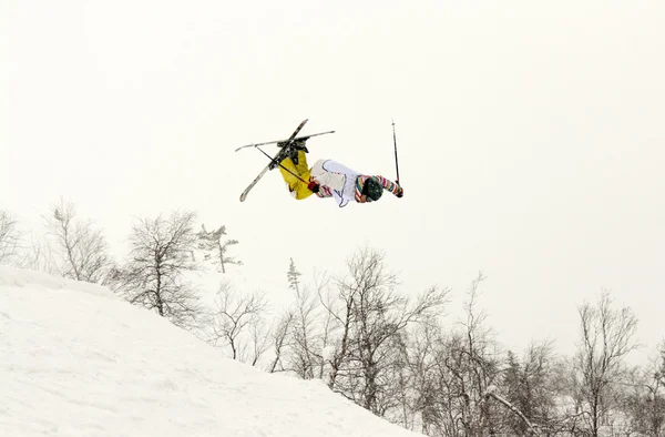 Skiër flip in de lucht — Stockfoto