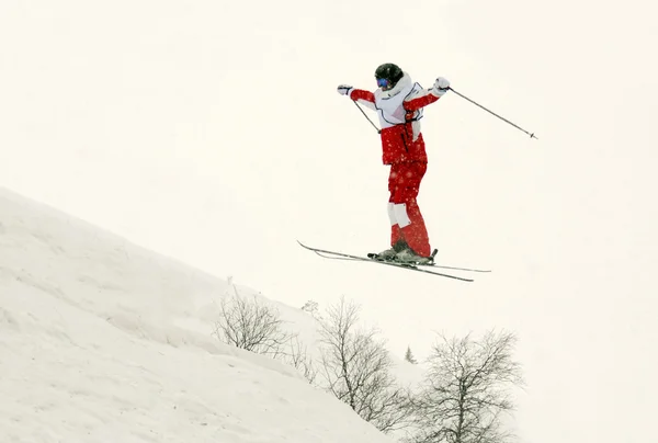 Sciatore lanciarsi in aria — Foto Stock