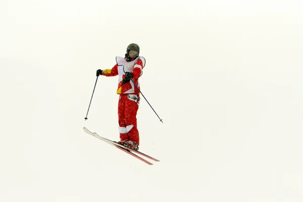 空気中のスキーヤー フリップ — ストック写真