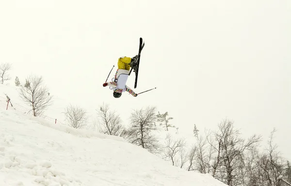 Skier flip dans les airs — Photo