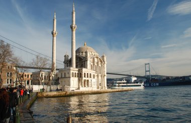 Ortaköy Camii yakınında Boğaziçi Köprüsü, istanbul Türkiye