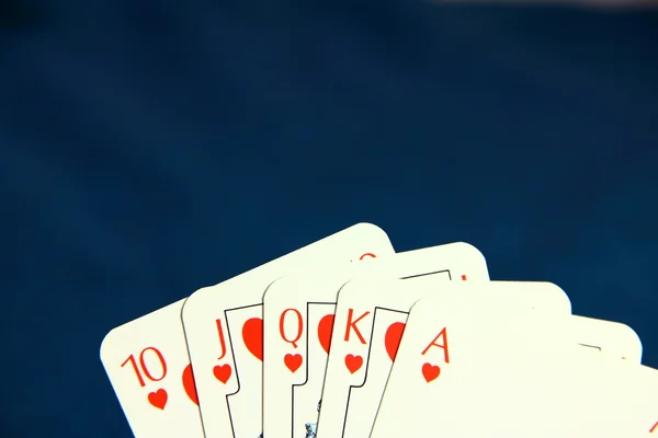 Παίζουν Χαρτιά Του Πόκερ Σκούρο Μπλε Φόντο — Φωτογραφία Αρχείου