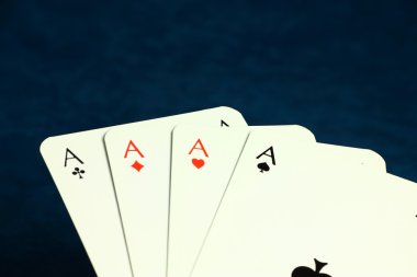 tehlike oyunu oyun poker kartları tarafından koyu mavi arka plan üzerinde