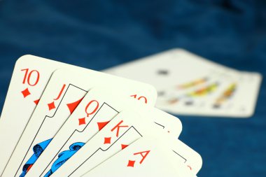 tehlike oyunu oyun poker kartları tarafından koyu mavi arka plan üzerinde