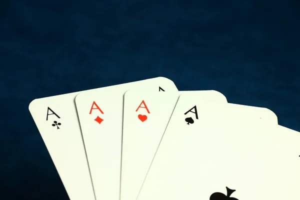 ポーカーのカードによって暗い青色の背景にハザード ゲームをプレイ — ストック写真