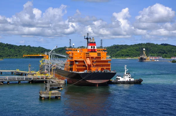 Lastning av kemikalietankfartyg i hamn — Stockfoto