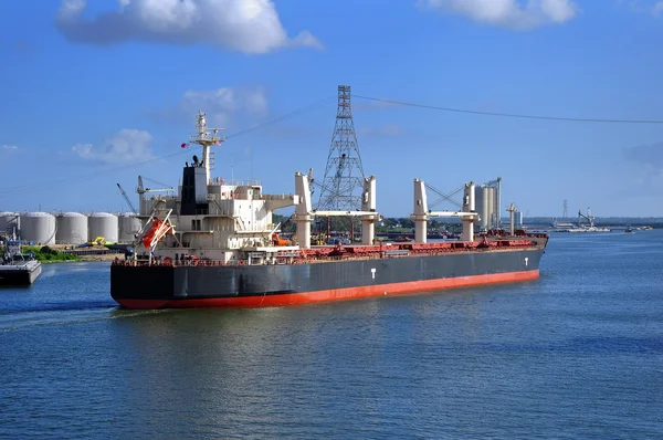Bulklastfartyg-fartyget anlöper en hamn — Stockfoto