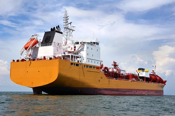 Kemikalietankfartyg till sjöss — Stockfoto