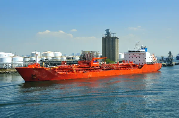 Завантаження хімічного танкера в порту — стокове фото