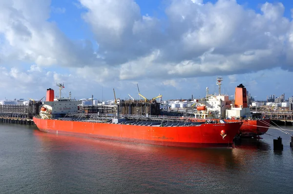 Loading of chemical tanker in port — Stock Photo, Image