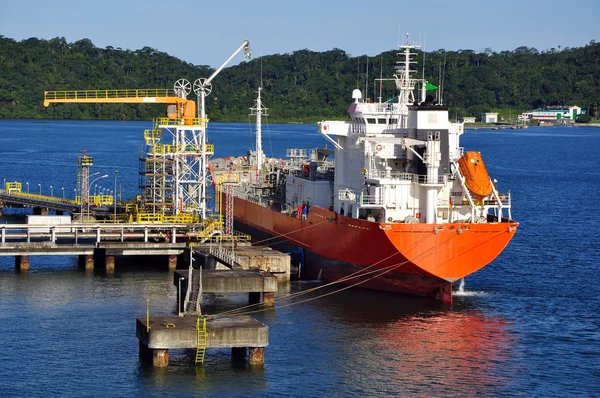 Gas tankfartyg för inläsning av operation i hamnen — Stockfoto