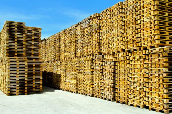 Paletas de madera — Foto de Stock