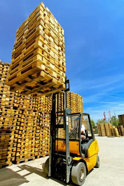 Forklift loads — Stock Photo, Image
