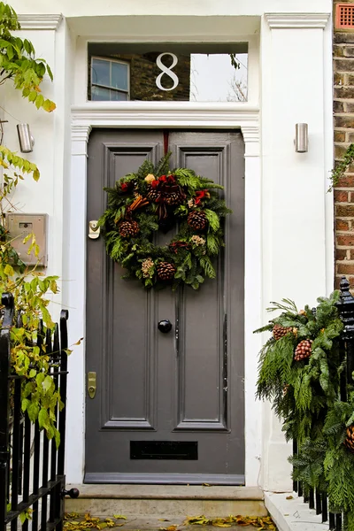 Рождественская дверь — стоковое фото