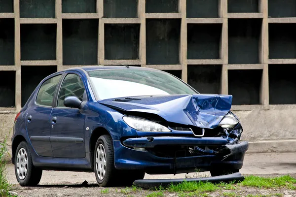 Розбився синій автомобіль — стокове фото