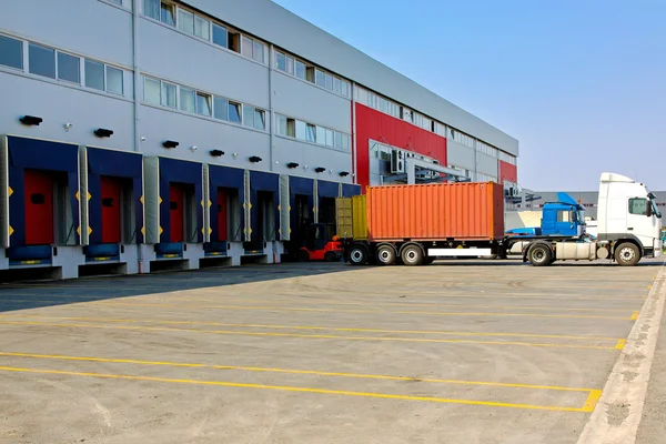 Unloading trucks — Stock Photo, Image