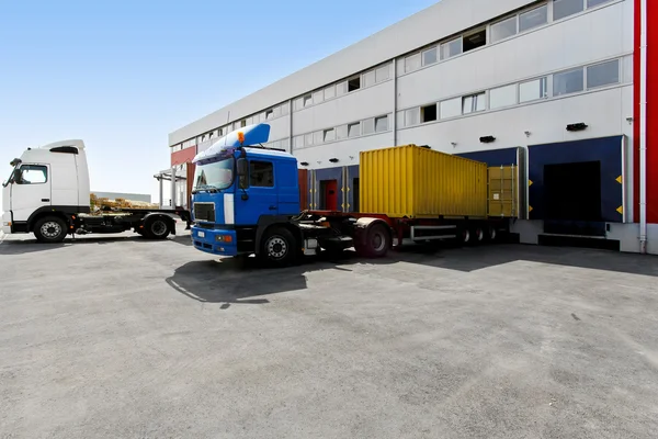 Vykládání nákladních automobilů — Stock fotografie