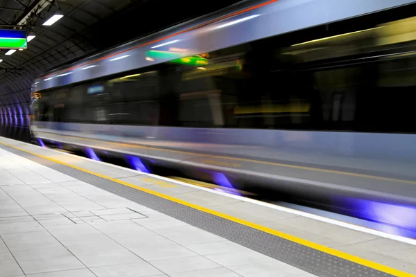 Trainen op platform — Stockfoto
